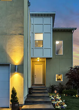 LED-Sensorleuchten am Hauseingang.