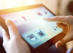 Tablet wird von einer Hand gesteuert 